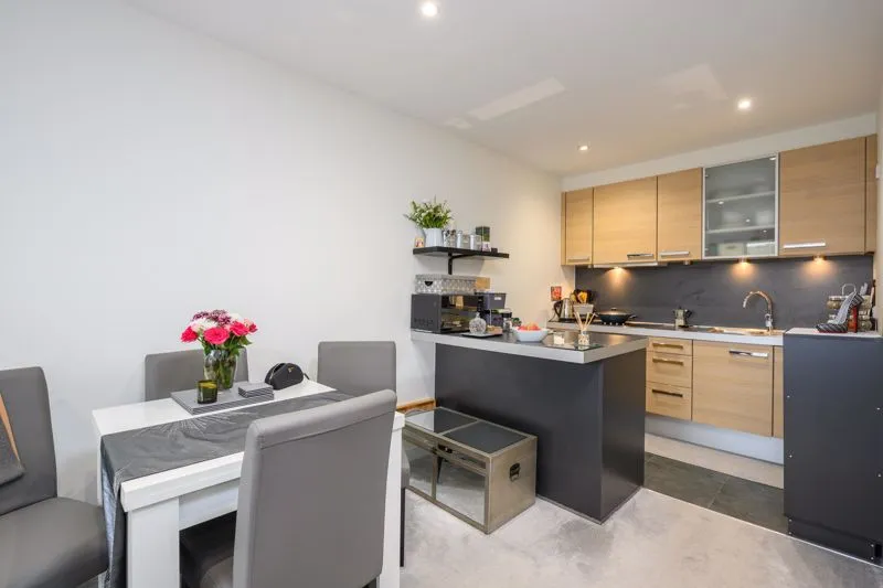 1 bed flat for sale — The Heart, Walton-On-Thames KT12 1GB