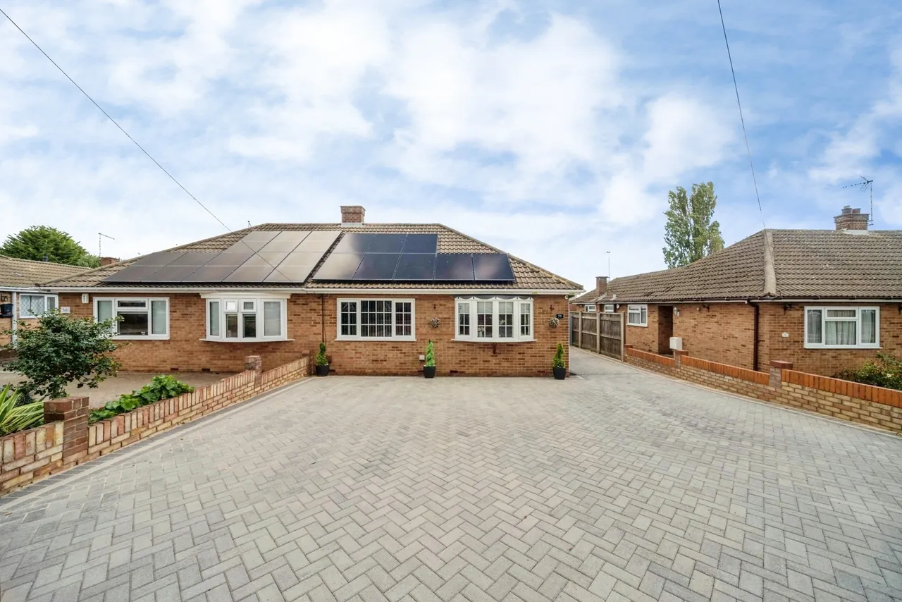 2 bed house for sale, Shenley Road, Bletchley, MK3