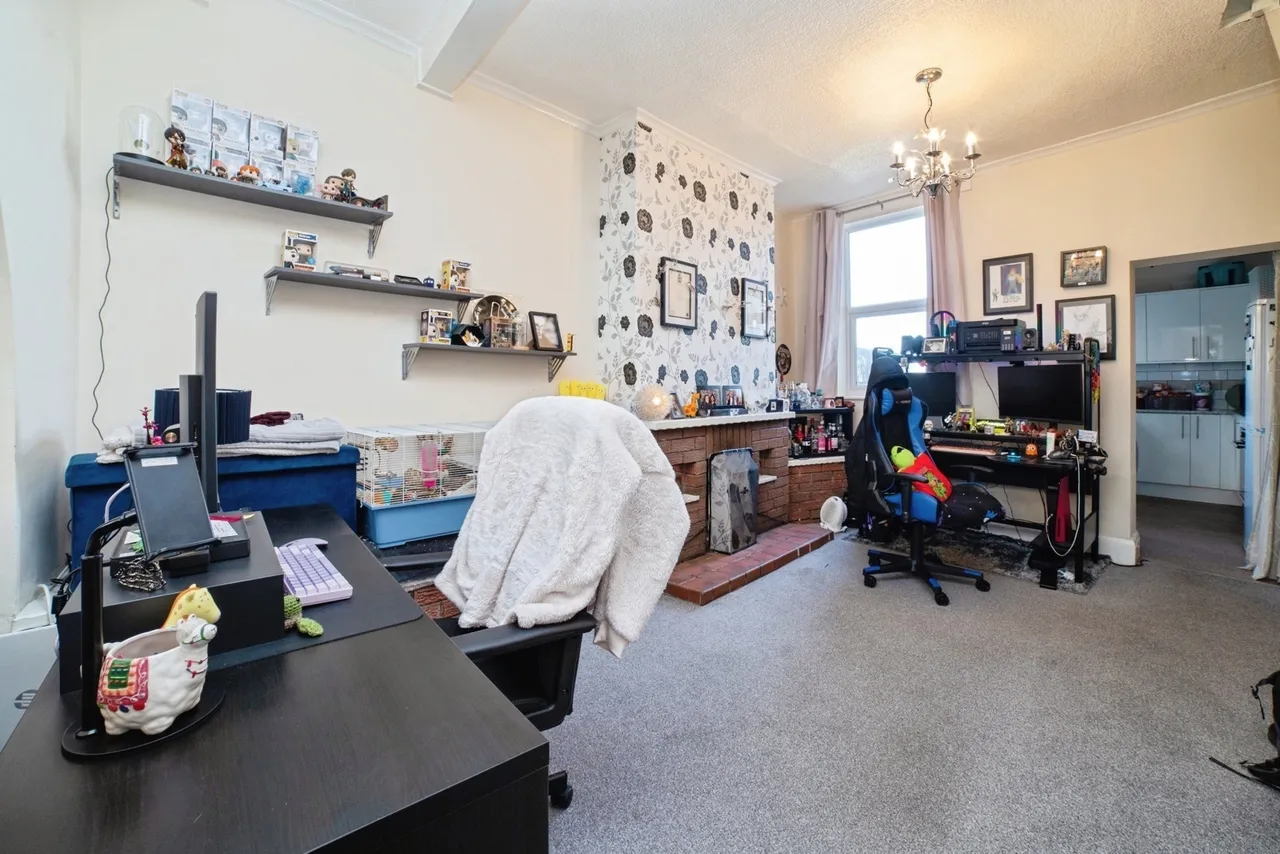 Main Street, Huthwaite, NG17, photo 6