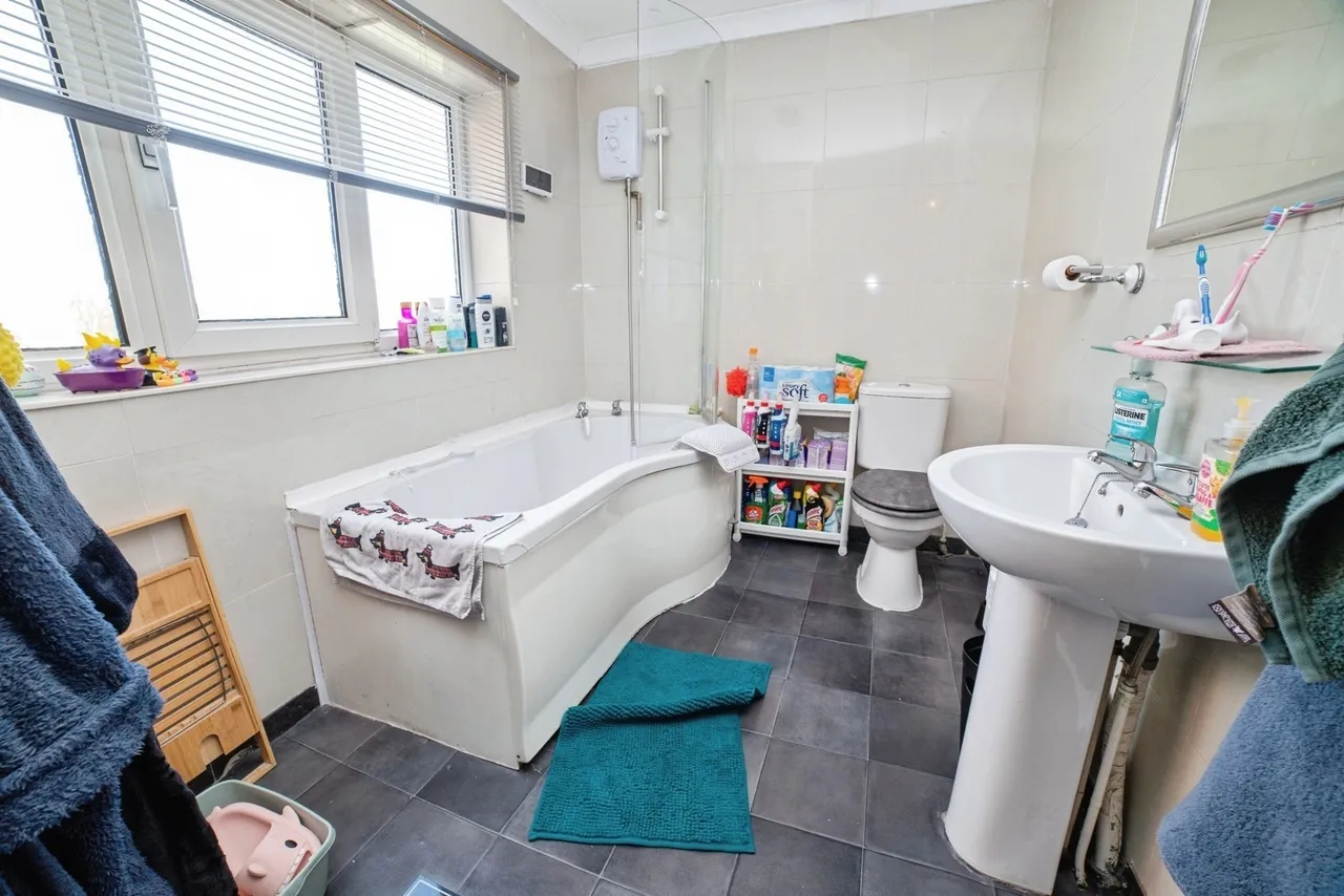 Main Street, Huthwaite, NG17, photo 13