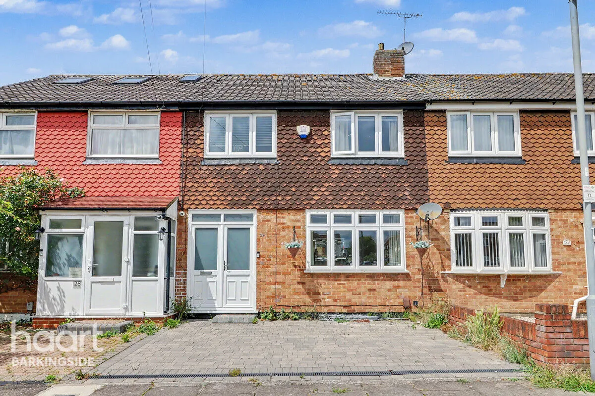 3 bed house for sale, Hurstleigh Gardens, Clayhall, IG5
