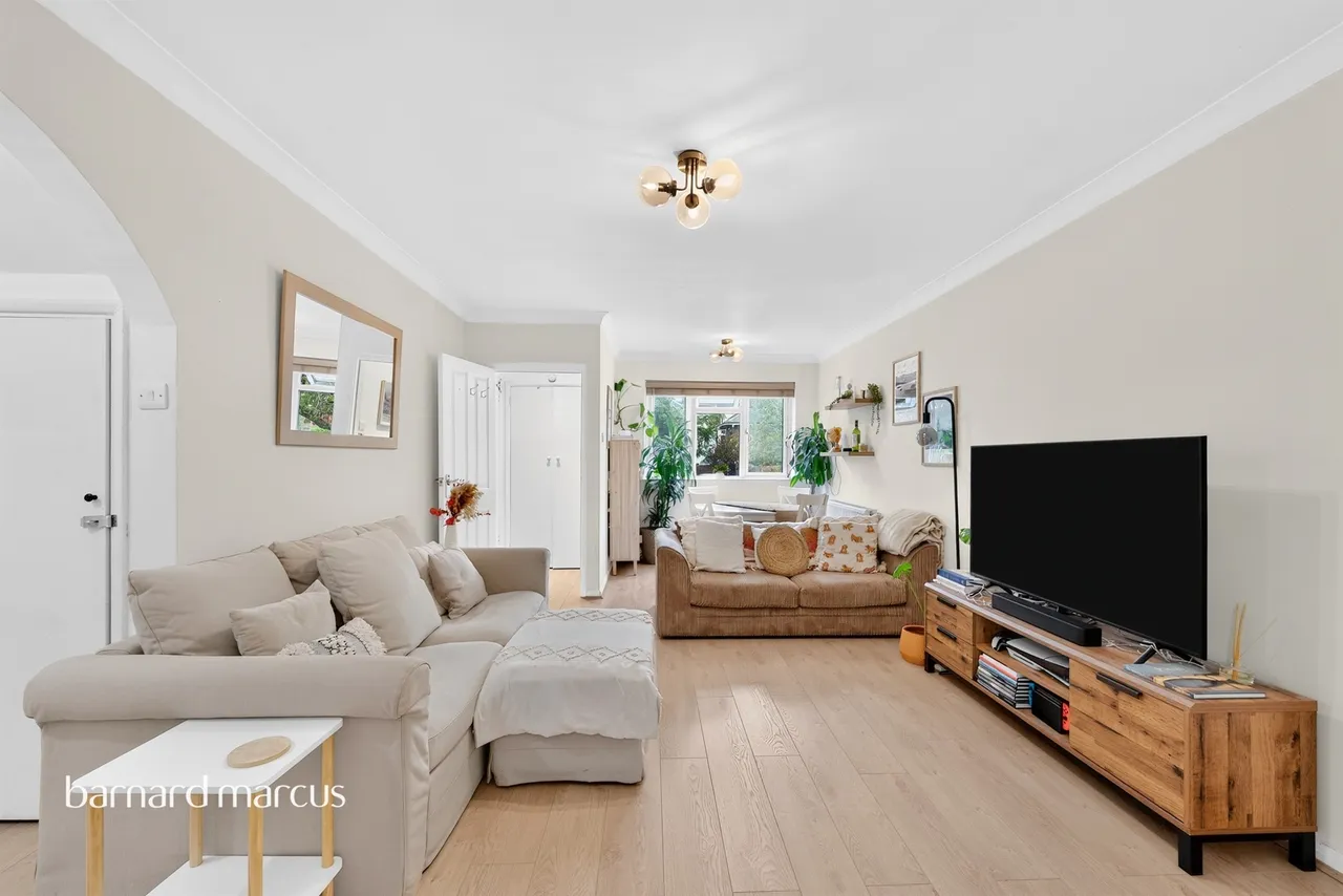 2 bed flat for sale — Radcliffe Square, London