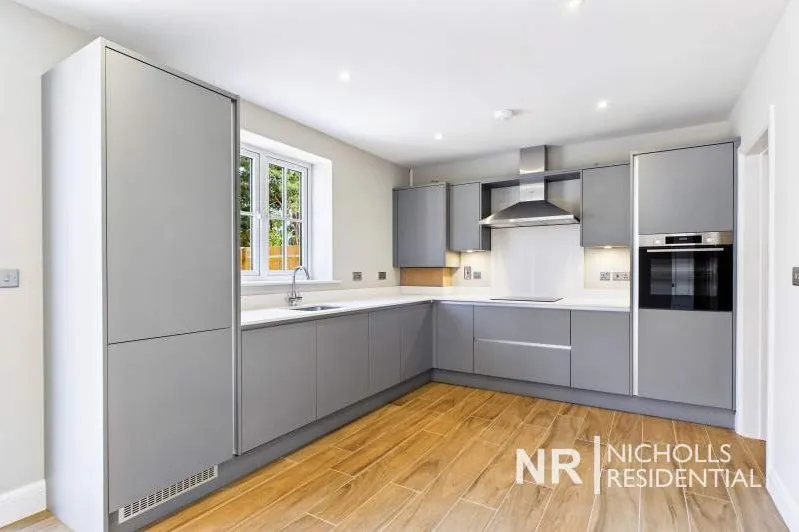 Denys Place, Chessington, KT9, photo 2