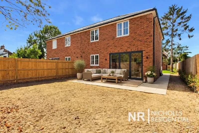 Denys Place, Chessington, KT9, photo 17