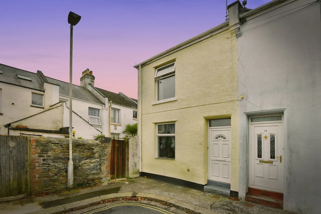 2 bed house for sale — Nepean Street, Plymouth