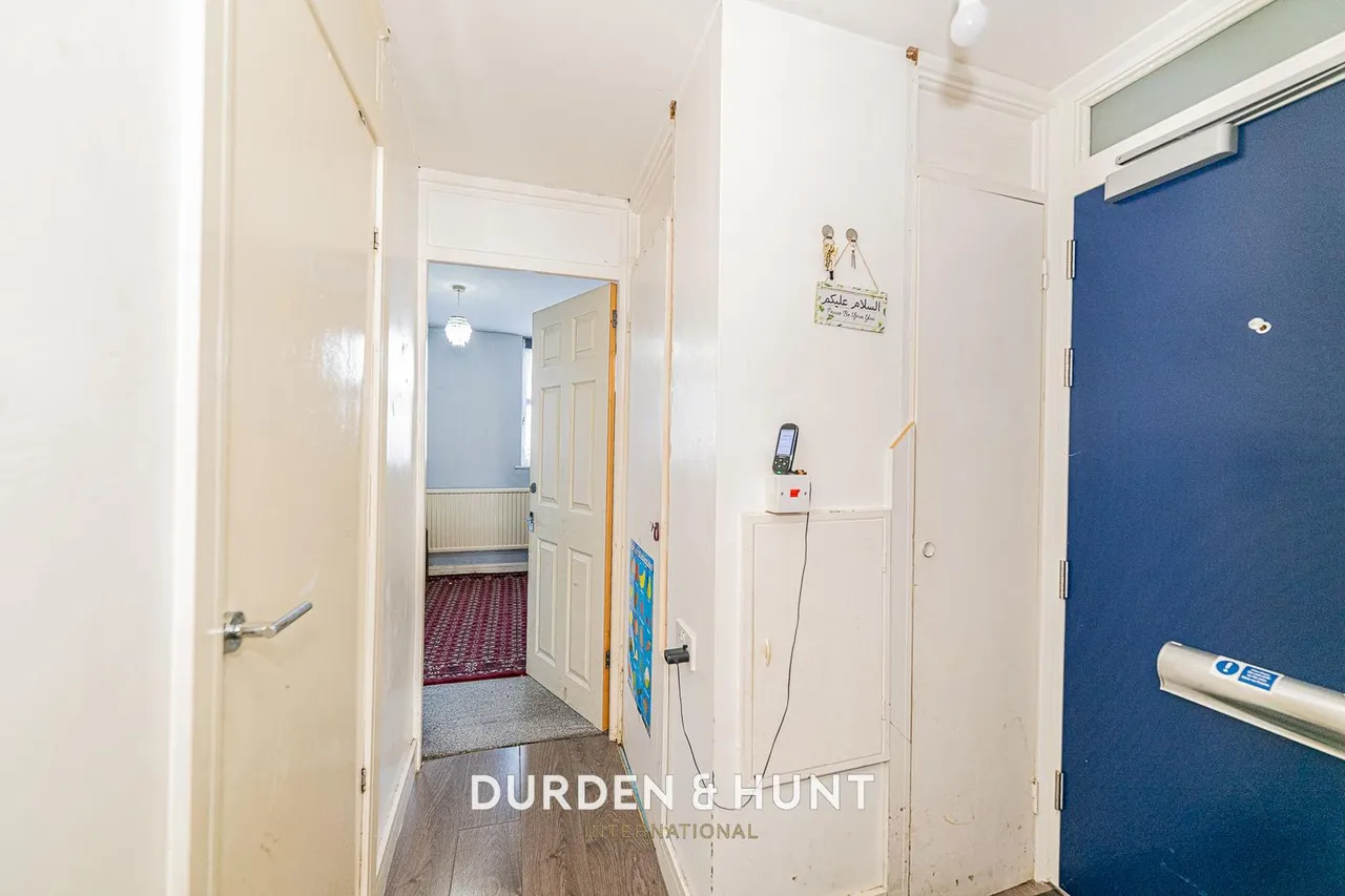 Veronica Close, Harold Hill, RM3, photo 9