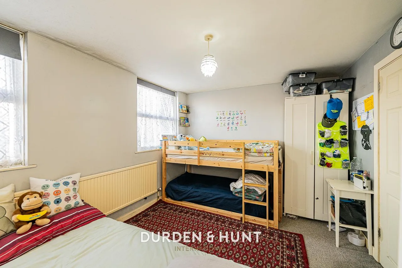 Veronica Close, Harold Hill, RM3, photo 7