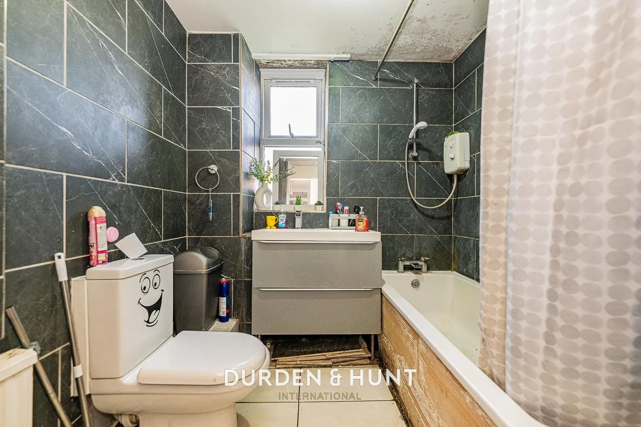 Veronica Close, Harold Hill, RM3, photo 8
