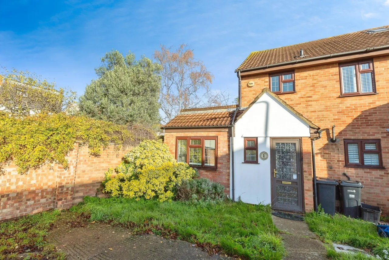 4 bed house for sale — Bronte Close, Ilford, IG2