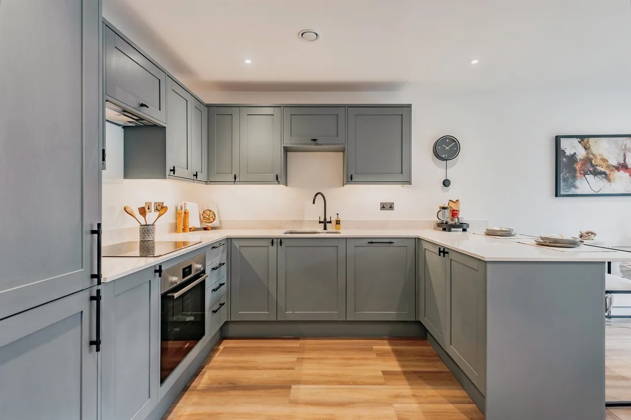 2 bed flat for sale — Founders Quarter, Redhill