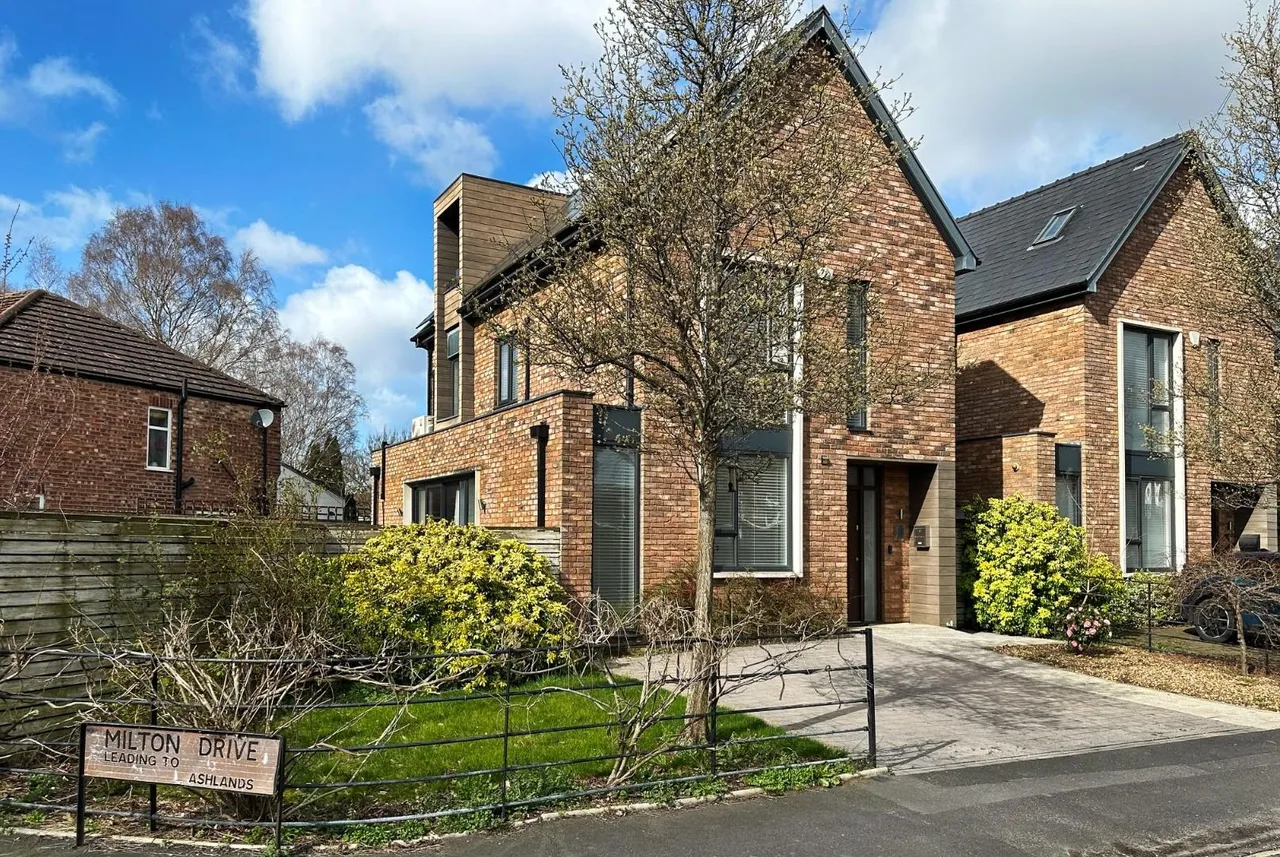4 bed house for sale — Milton Drive, Timperley WA15 6AX