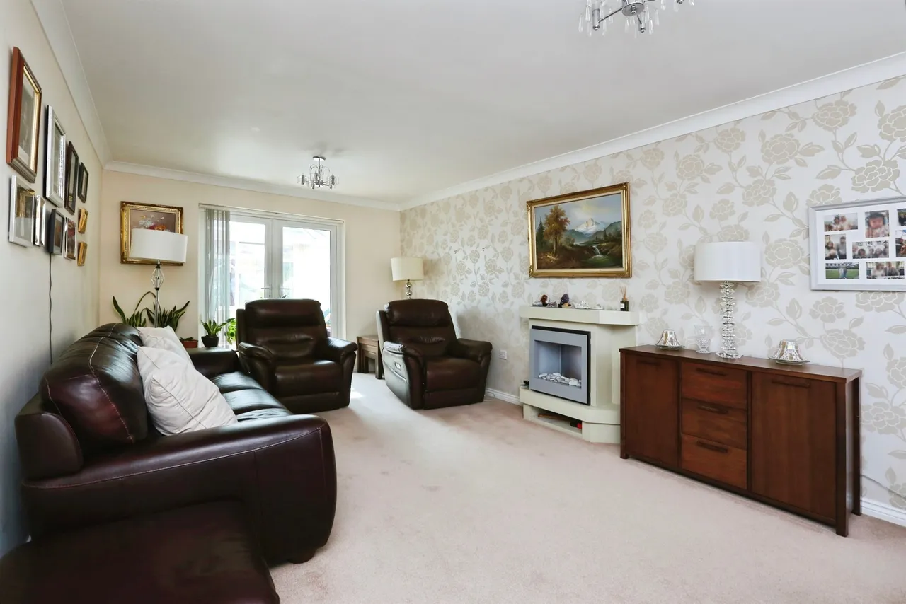 Haller Close, Armthorpe, DONCASTER, photo 2