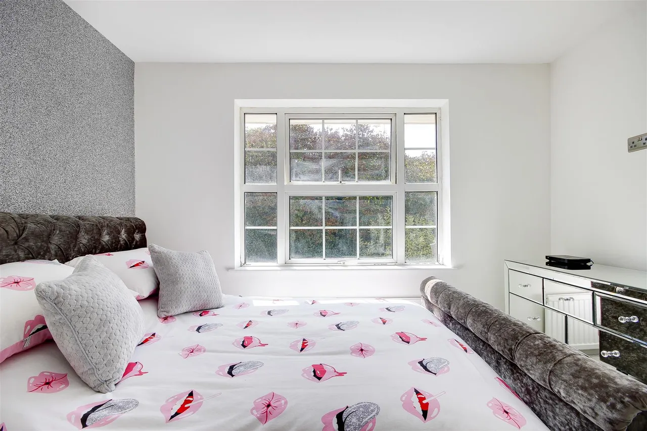 Laura Close, Enfield, EN1, photo 23