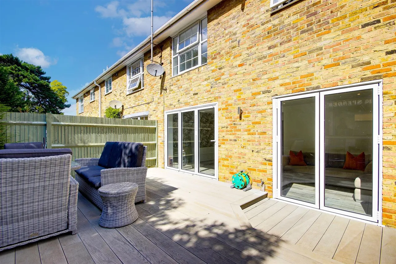Laura Close, Enfield, EN1, photo 12