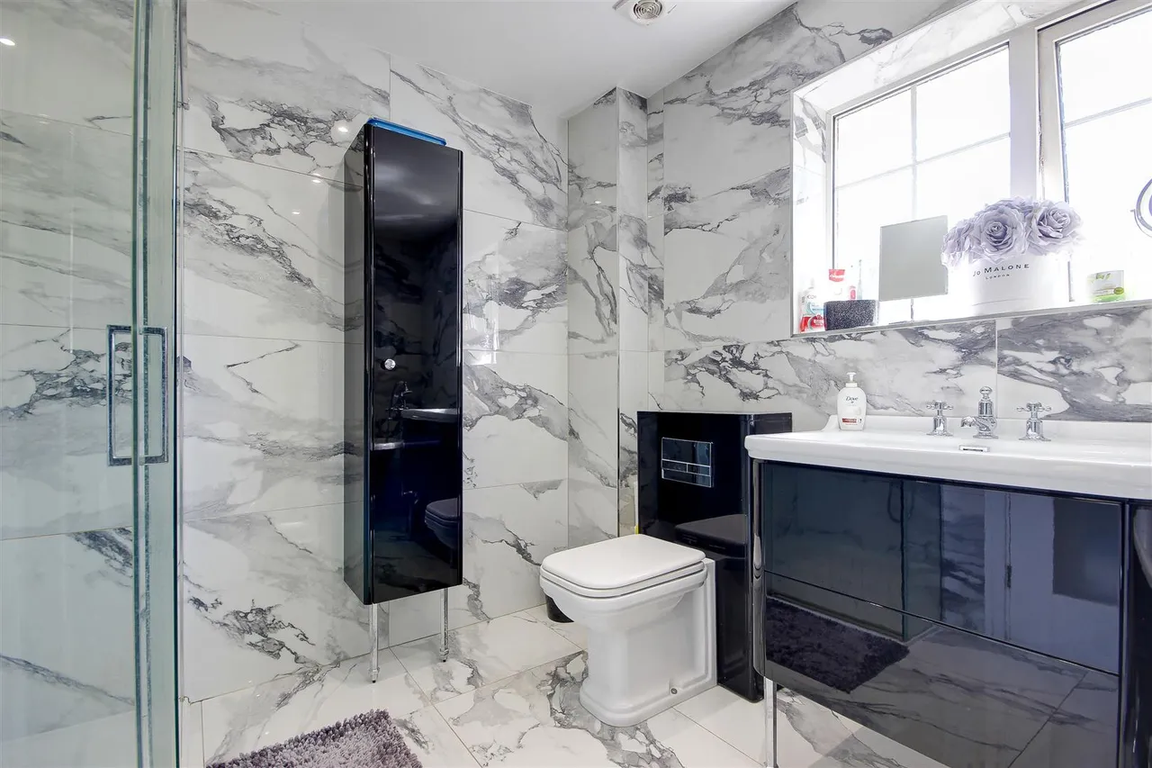 Laura Close, Enfield, EN1, photo 17