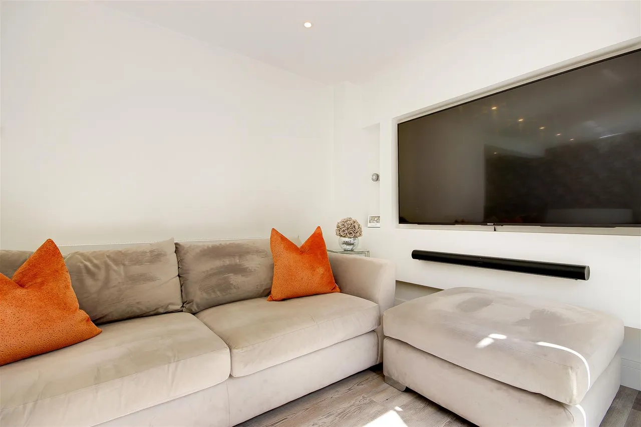 Laura Close, Enfield, EN1, photo 27