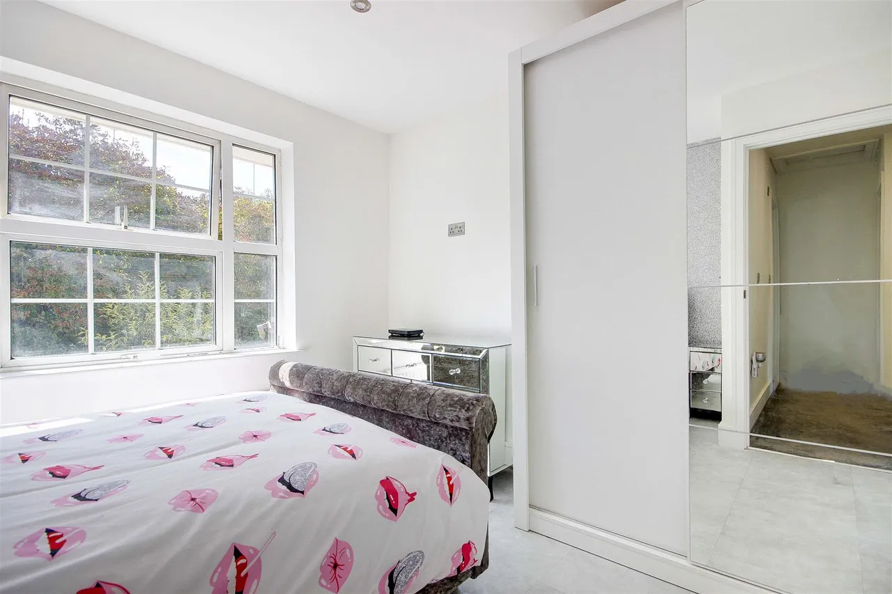 Laura Close, Enfield, EN1, photo 24
