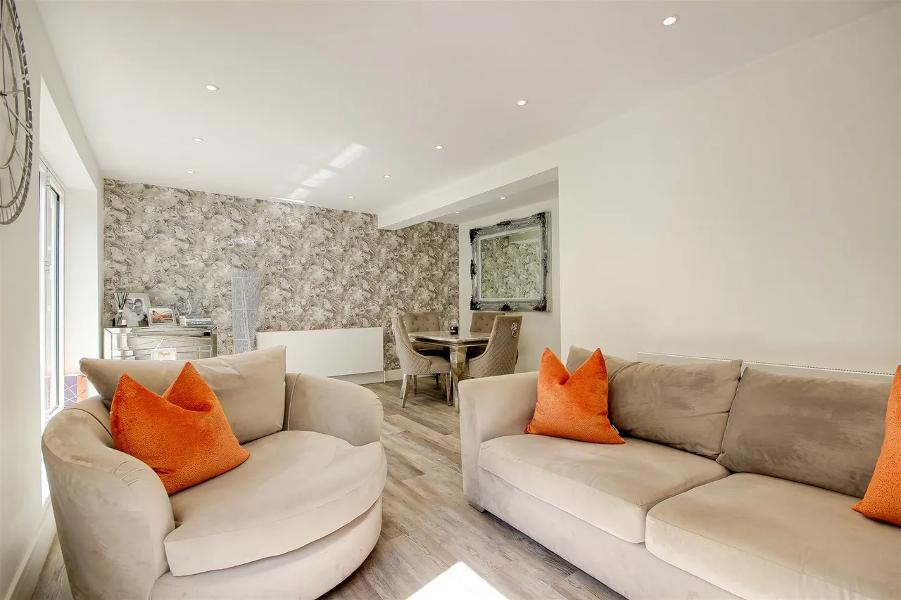Laura Close, Enfield, EN1, photo 2