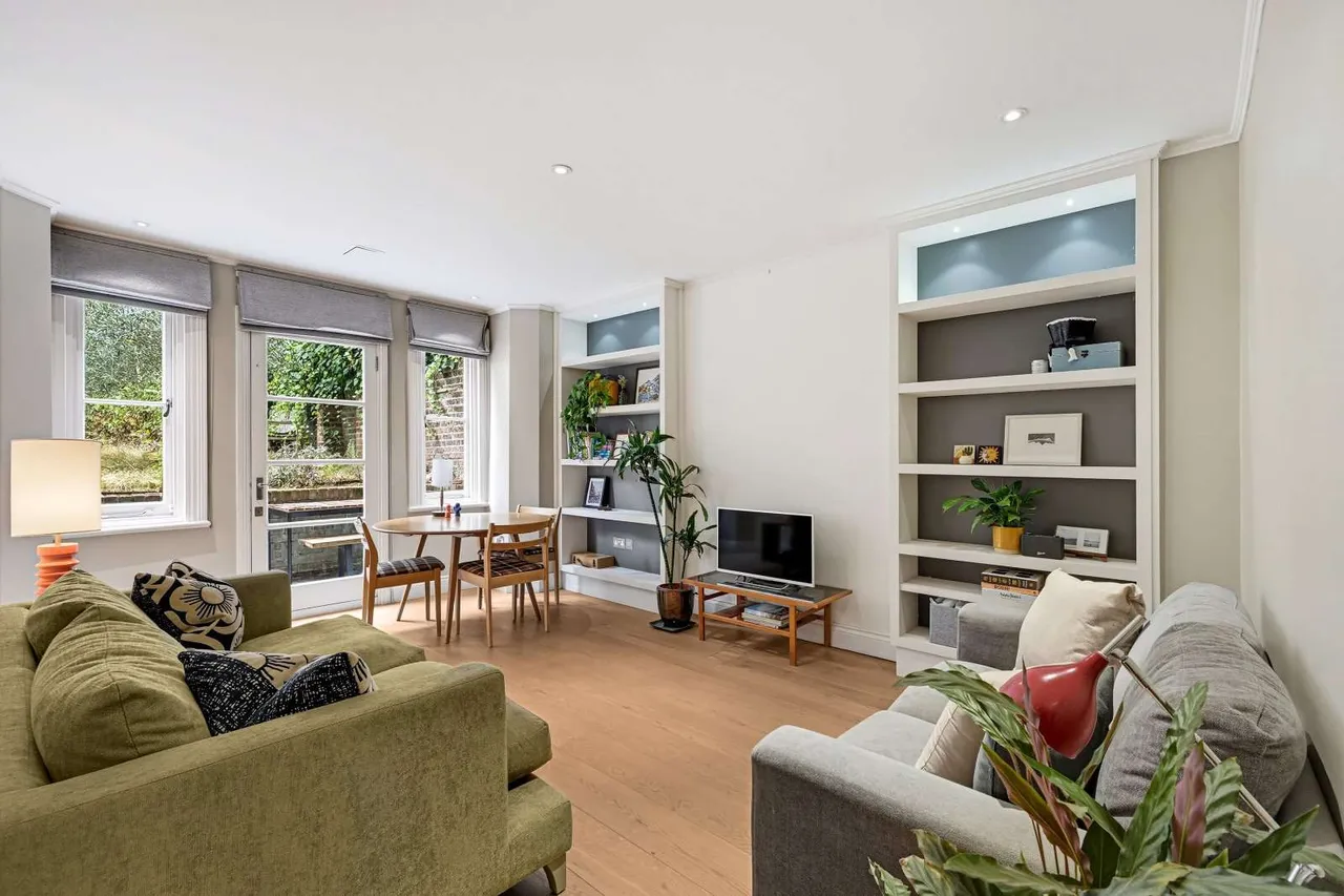 2 bed flat for sale, Primrose Gardens, London, NW3