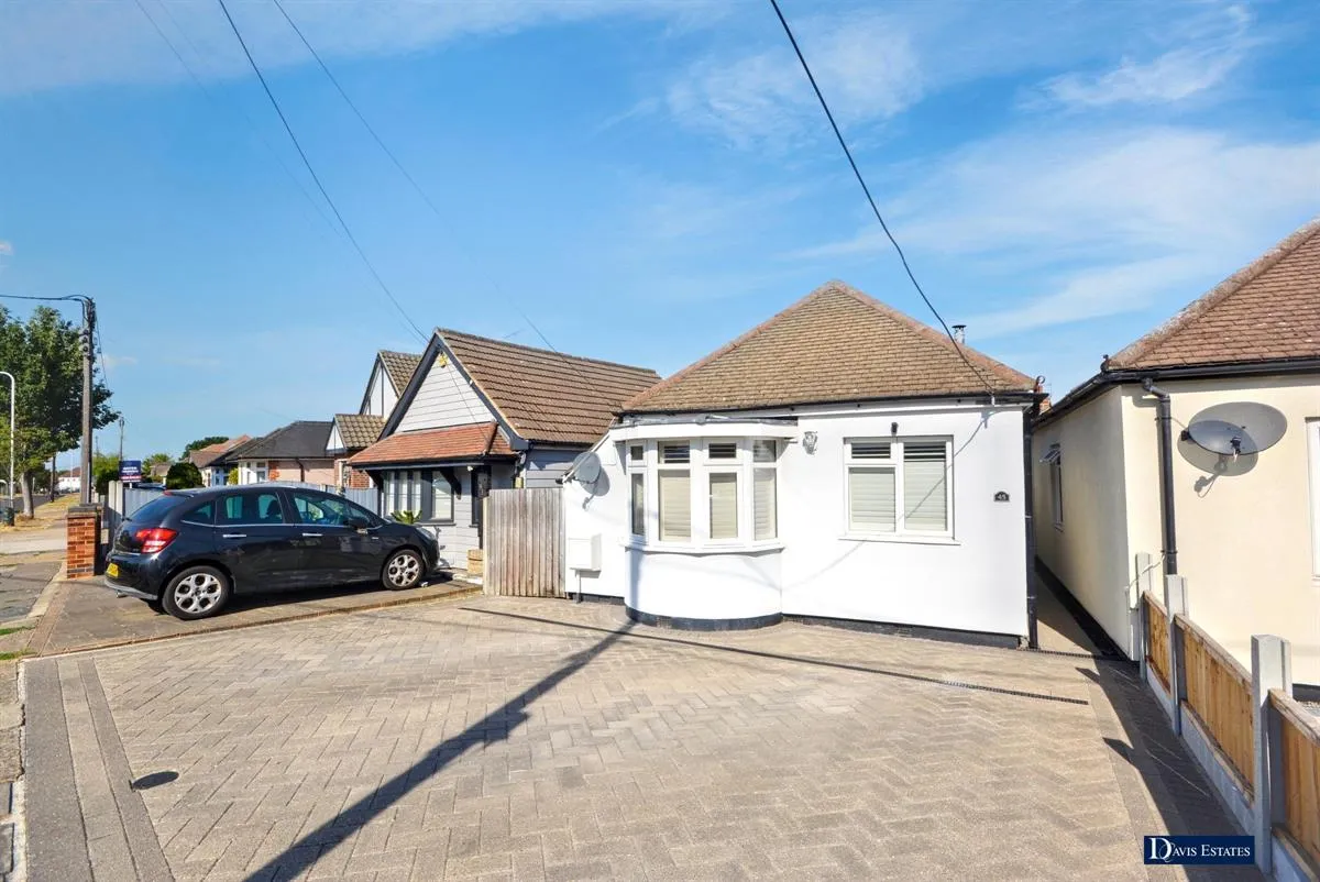 2 bed house for sale — The Crescent, Cranham, Upminster, RM14