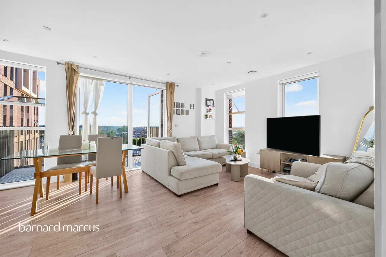 2 bed flat for sale — Lansdowne Way, Surbiton