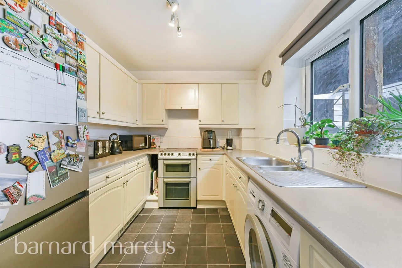 Beaver Close, Morden, photo 2