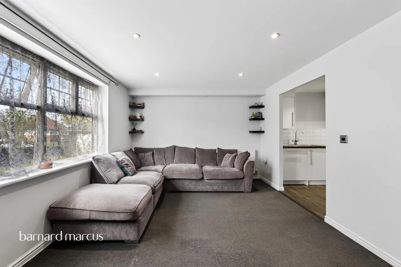 Wesley Place, Epsom, KT18, photo 2