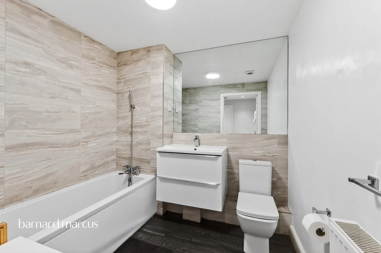 Wesley Place, Epsom, KT18, photo 10