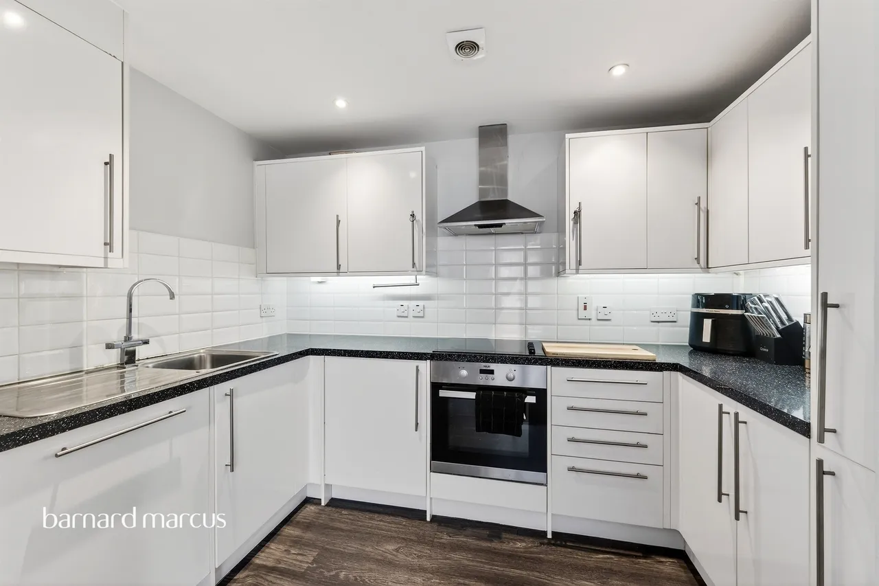 Wesley Place, Epsom, KT18, photo 3