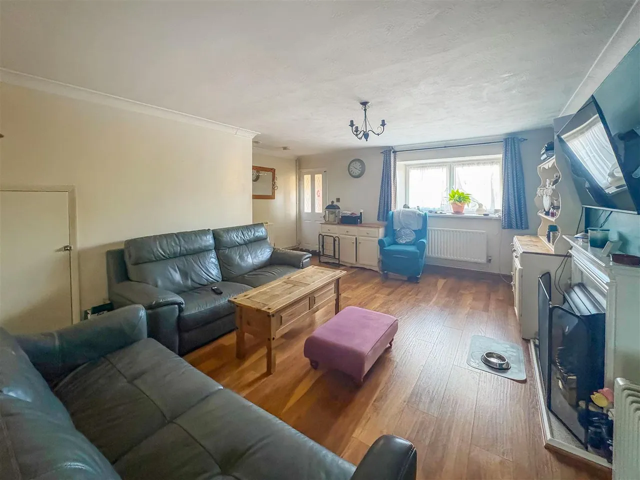 Douglas Close, Ford, photo 3