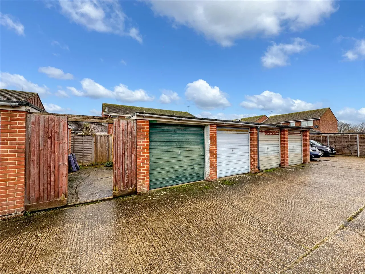 Douglas Close, Ford, photo 13