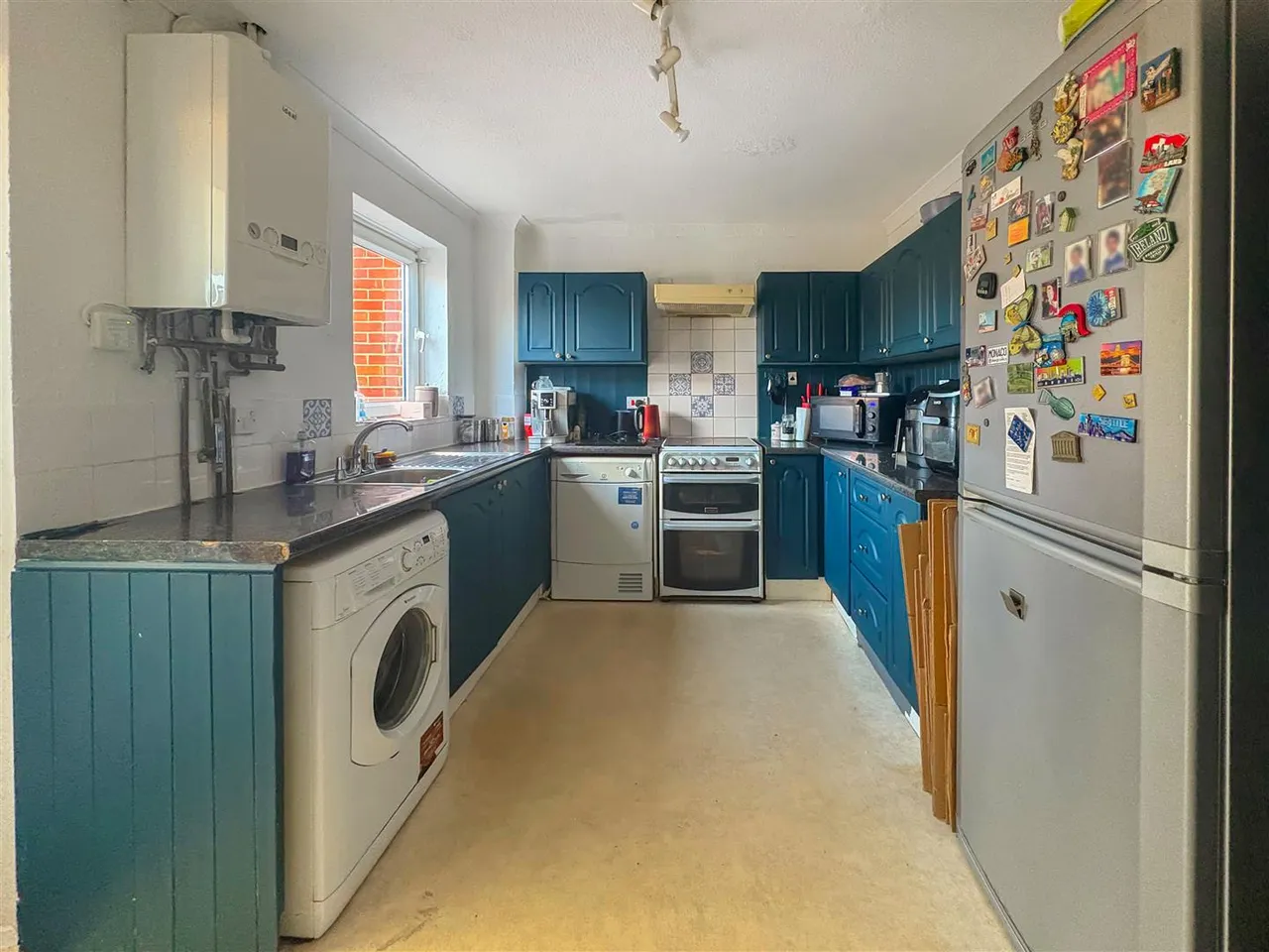 Douglas Close, Ford, photo 4