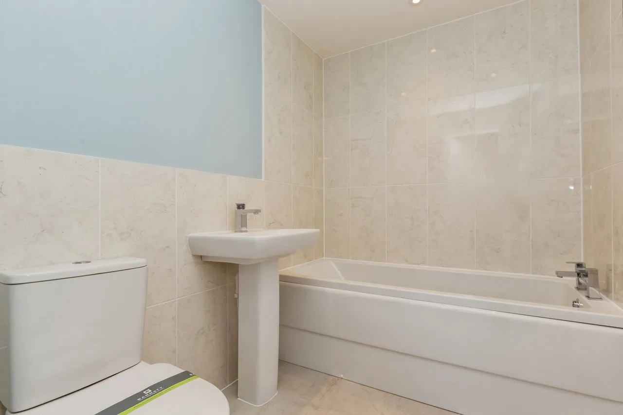 Bobby Road, Broughton, Aylesbury, Buckinghamshire, HP22, photo 8