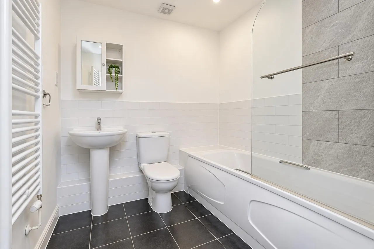 Fairwater Drive, Shepperton, TW17, photo 12
