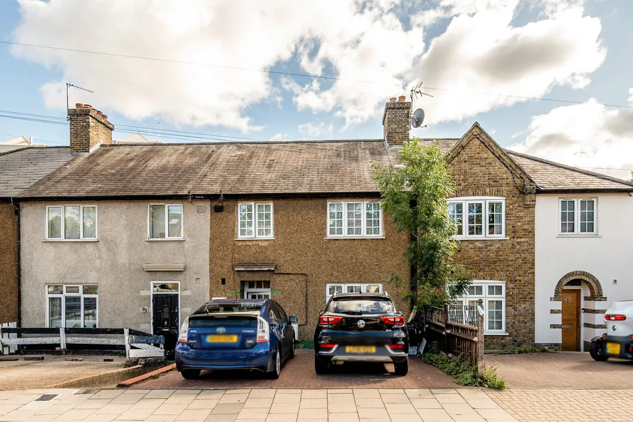 2 bed flat to rent — Flat First Floor, 97 Buckhold Road, London