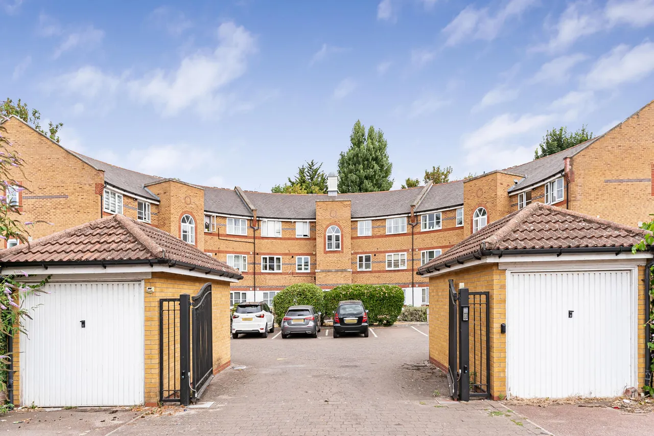 Whitworth Crescent, Enfield, EN3, photo 26