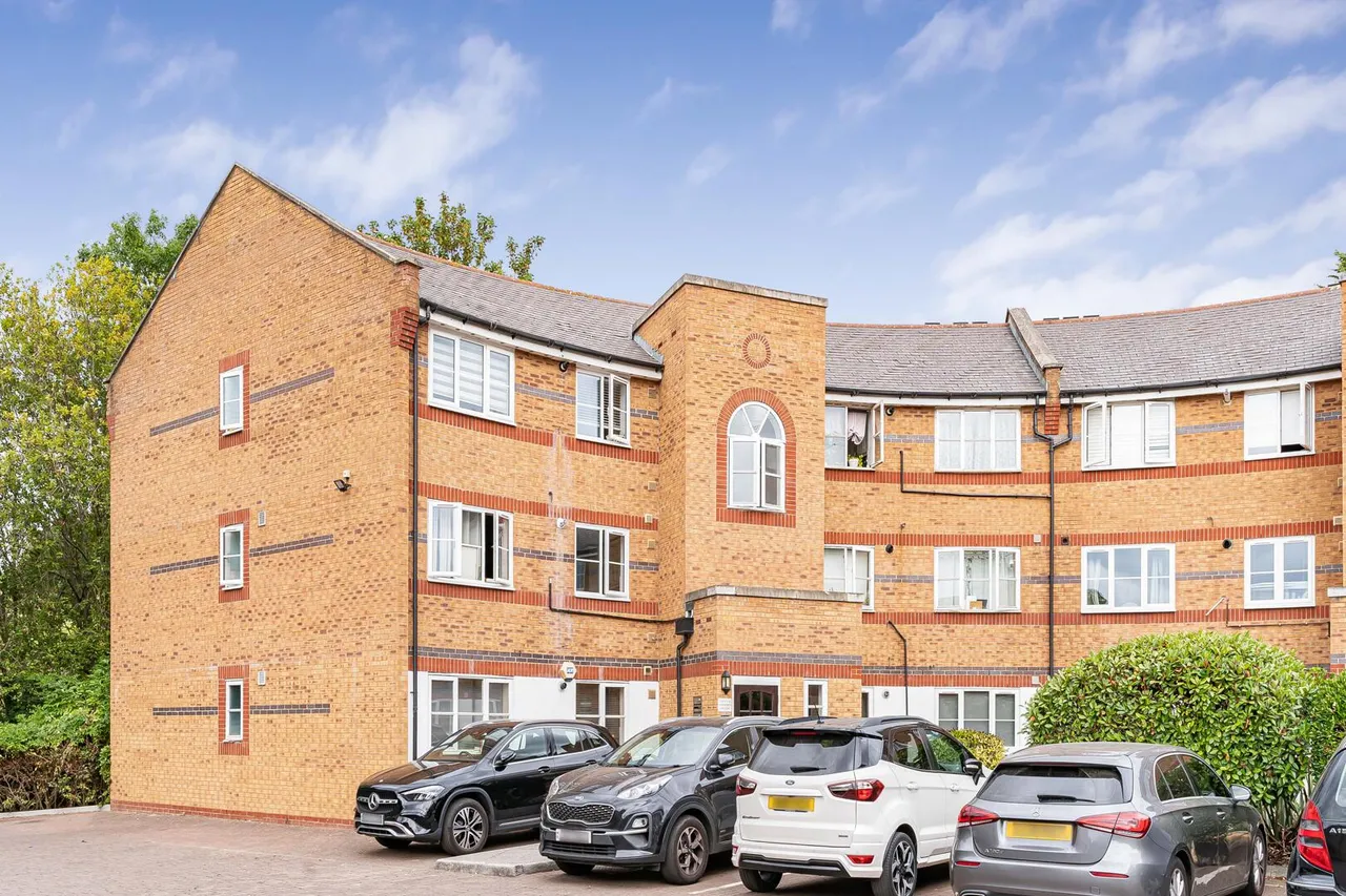 2 bed flat for sale, Whitworth Crescent, Enfield, EN3