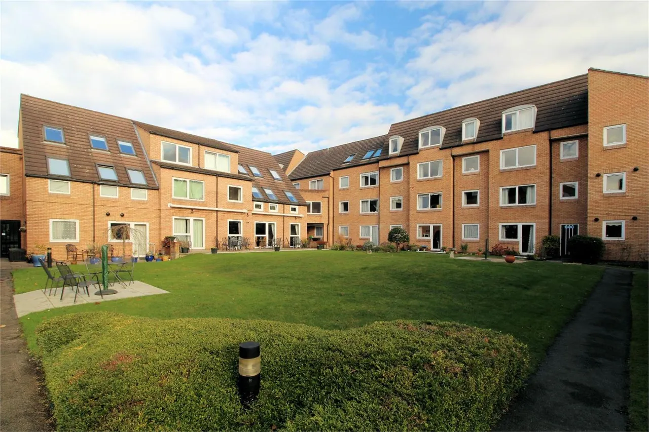 1 bed flat to rent, Mount Hermon Road, Woking, GU22