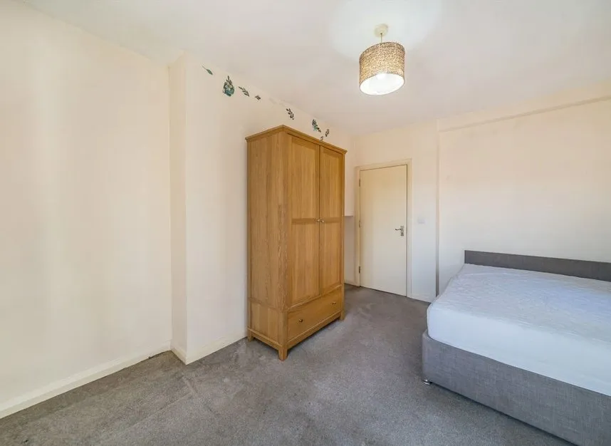 Streatham High Road, Streatham, SW16, photo 3