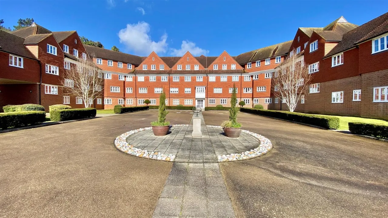1 bed flat for sale — Elizabeth Drive, Banstead, SM7 2FE