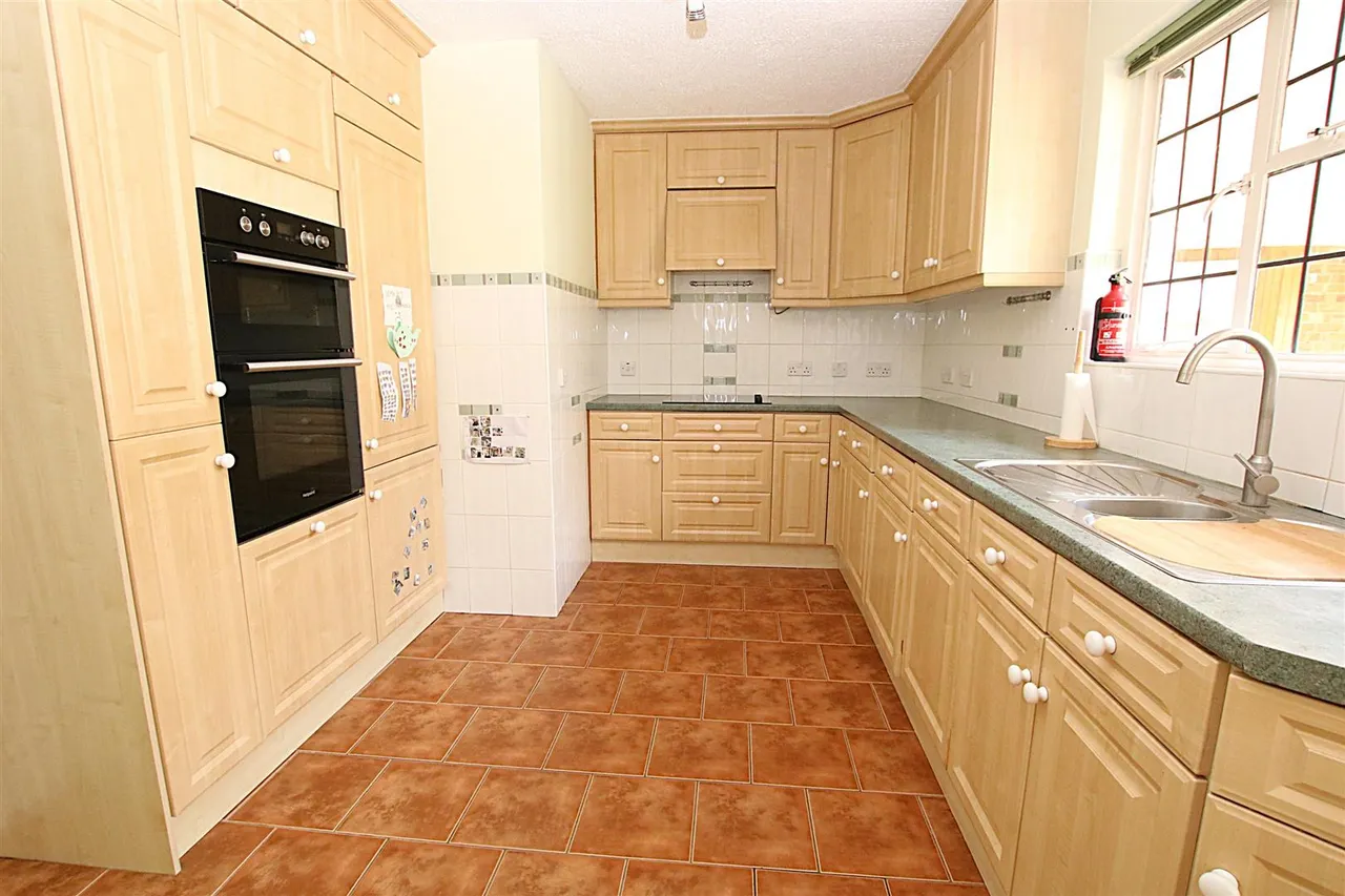 High Street, Earls Barton, photo 6