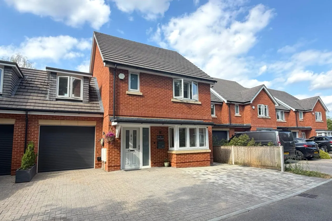 4 bed house for sale — The Oaks, Ash, Surrey, GU12 6FF