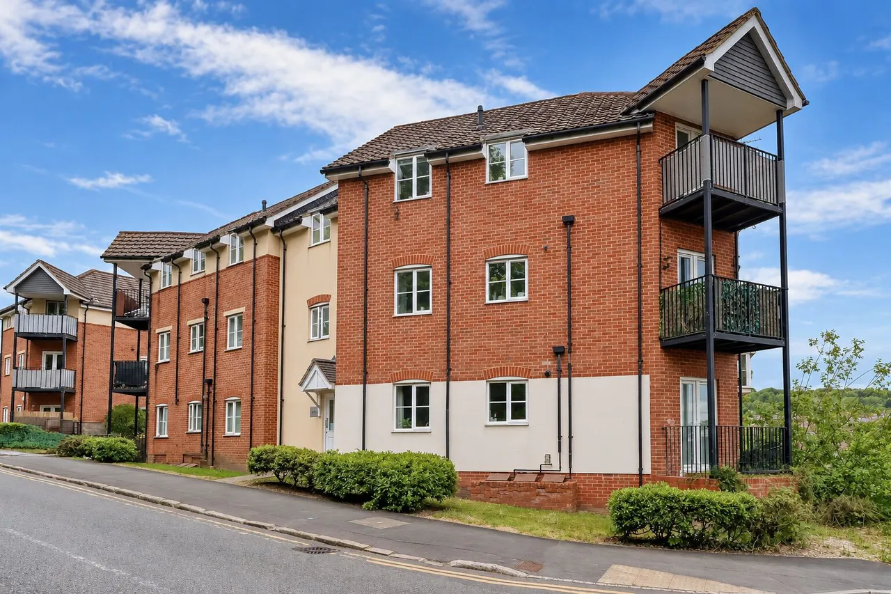 2 bed flat for sale, Dashwood Avenue, High Wycombe, HP12