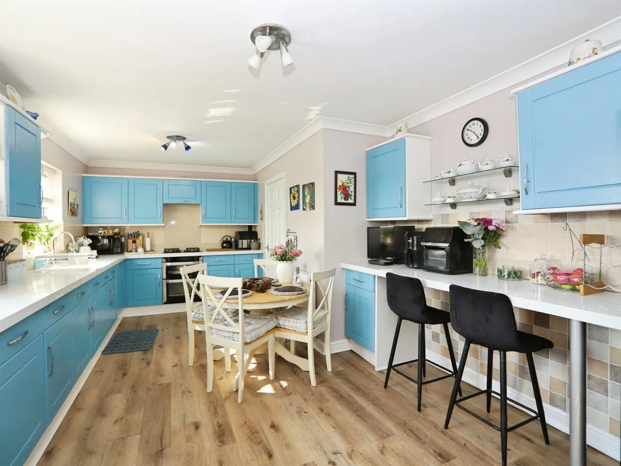 School Close, Nelson, Treharris, photo 3