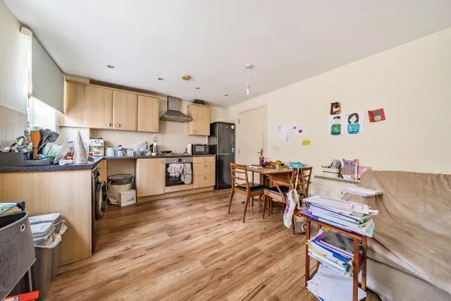Nymet Court, Aylesbury, HP19, photo 3