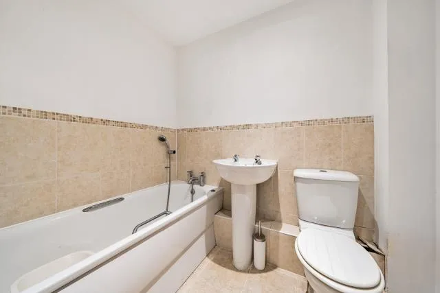 Nymet Court, Aylesbury, HP19, photo 9