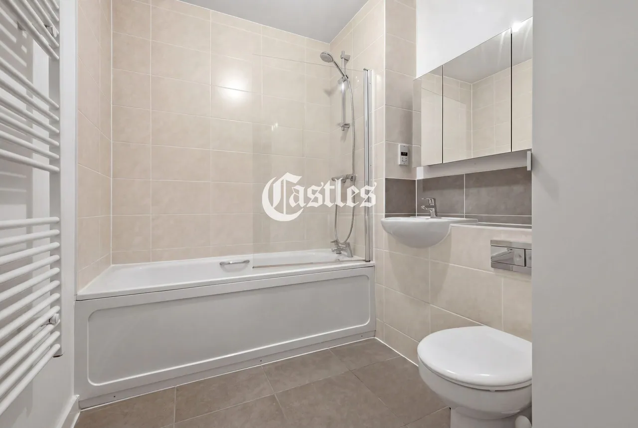Bathurst Square, London, N15, photo 12