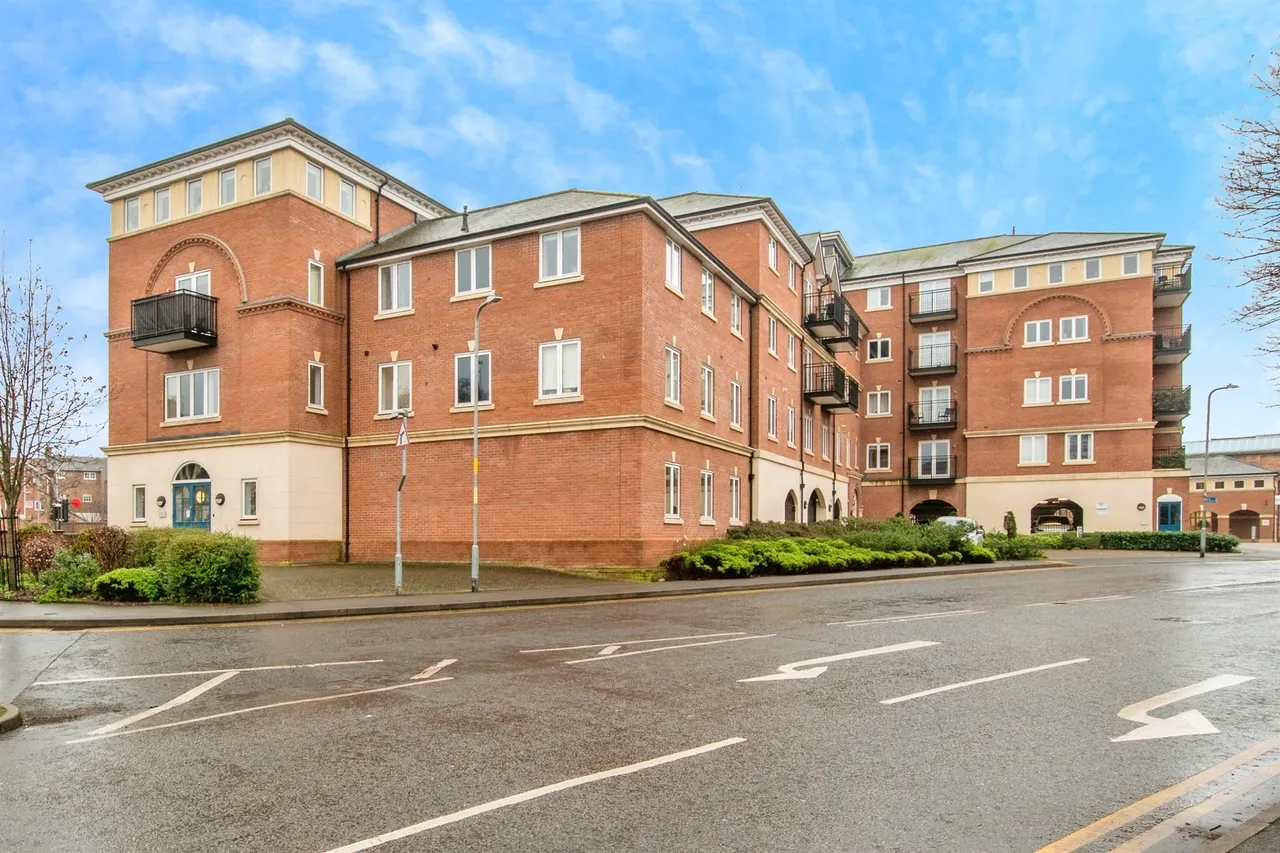 2 bed flat for sale — St. Peters Street, Worcester