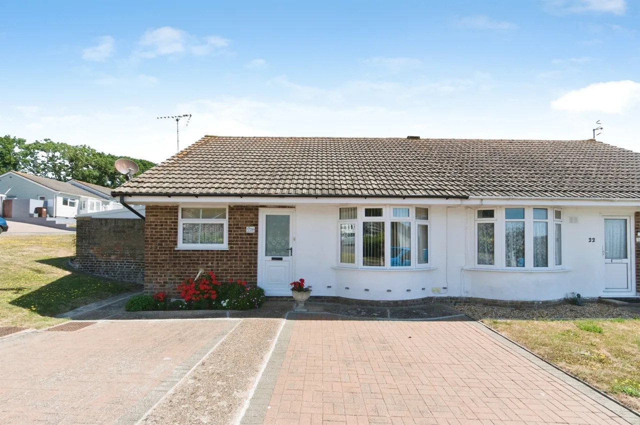 2 bed house for sale — Nuthatch Road, Eastbourne