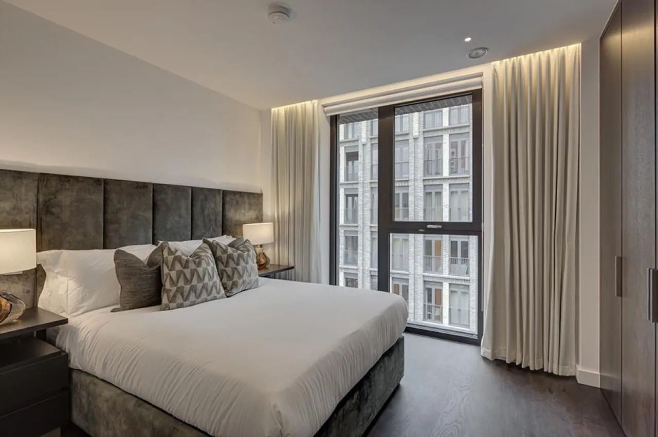 2 bed flat to rent, Charles Clowes Walk, Nine Elms, SW11